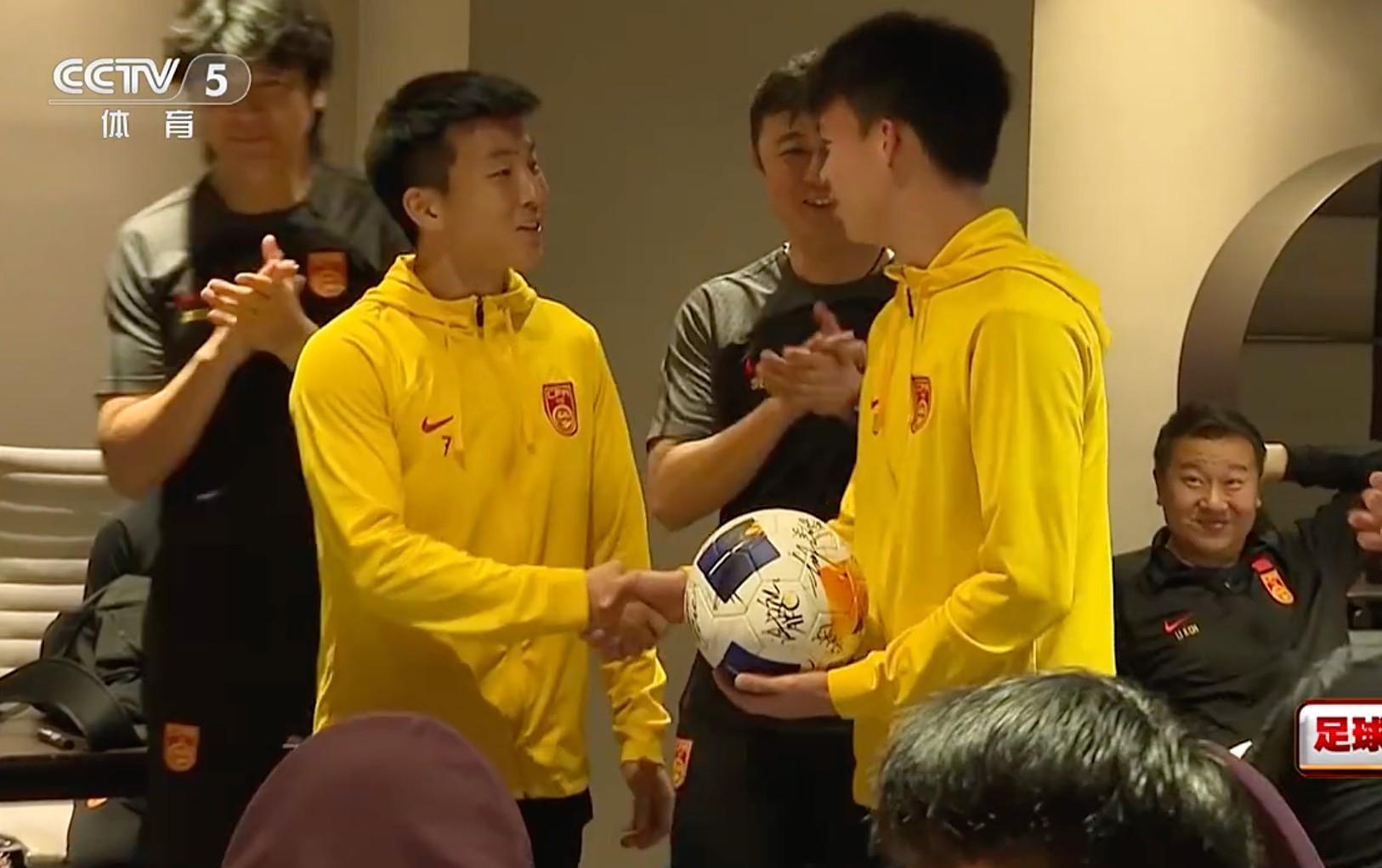 bob半岛体育app下载-陶强龙在上届U23亚洲杯向王钰栋赠球，寄语他这届带队出线