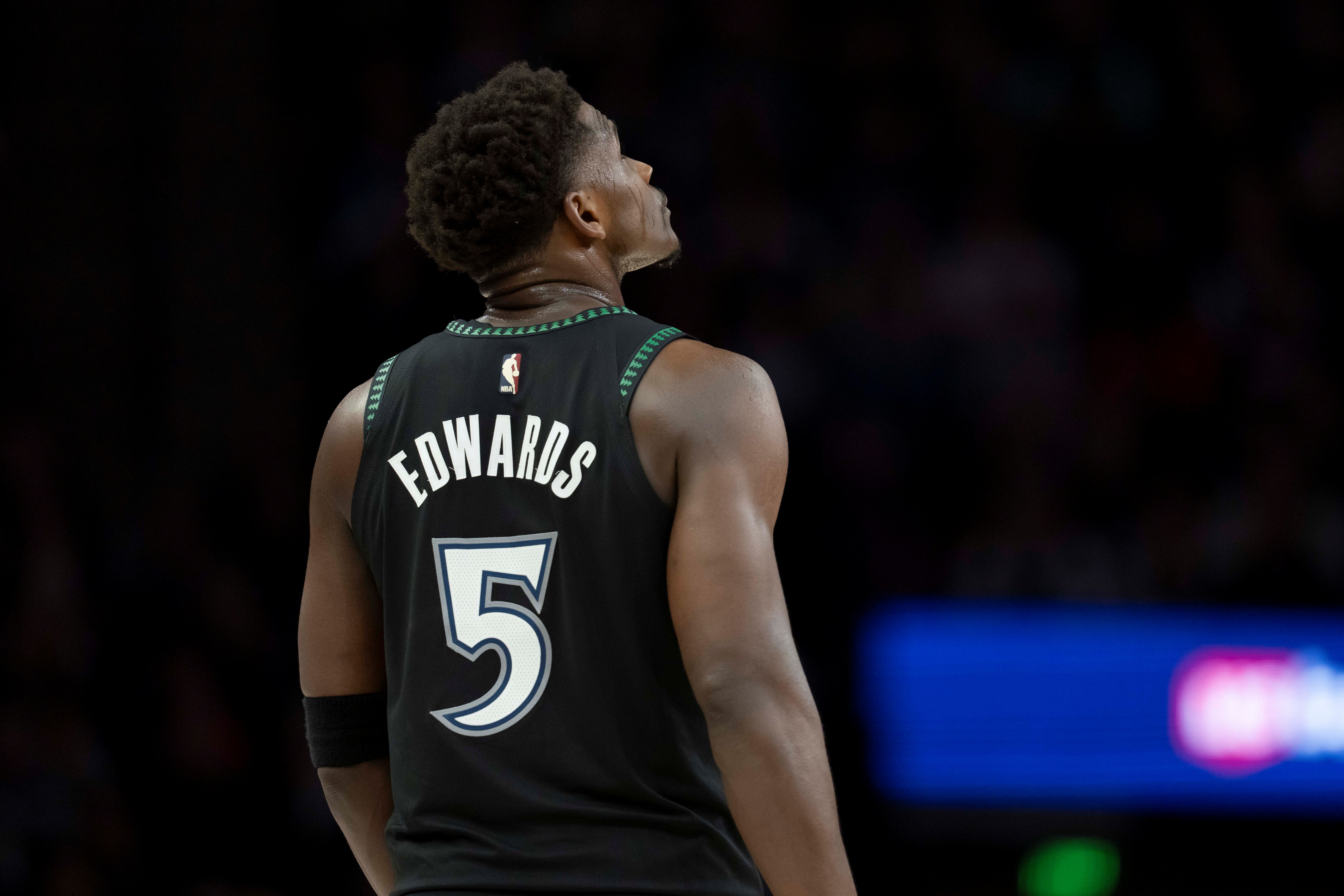 bob半岛体育官方网站-持续低迷！爱德华兹跳起传球 戈贝尔没接好再度失误